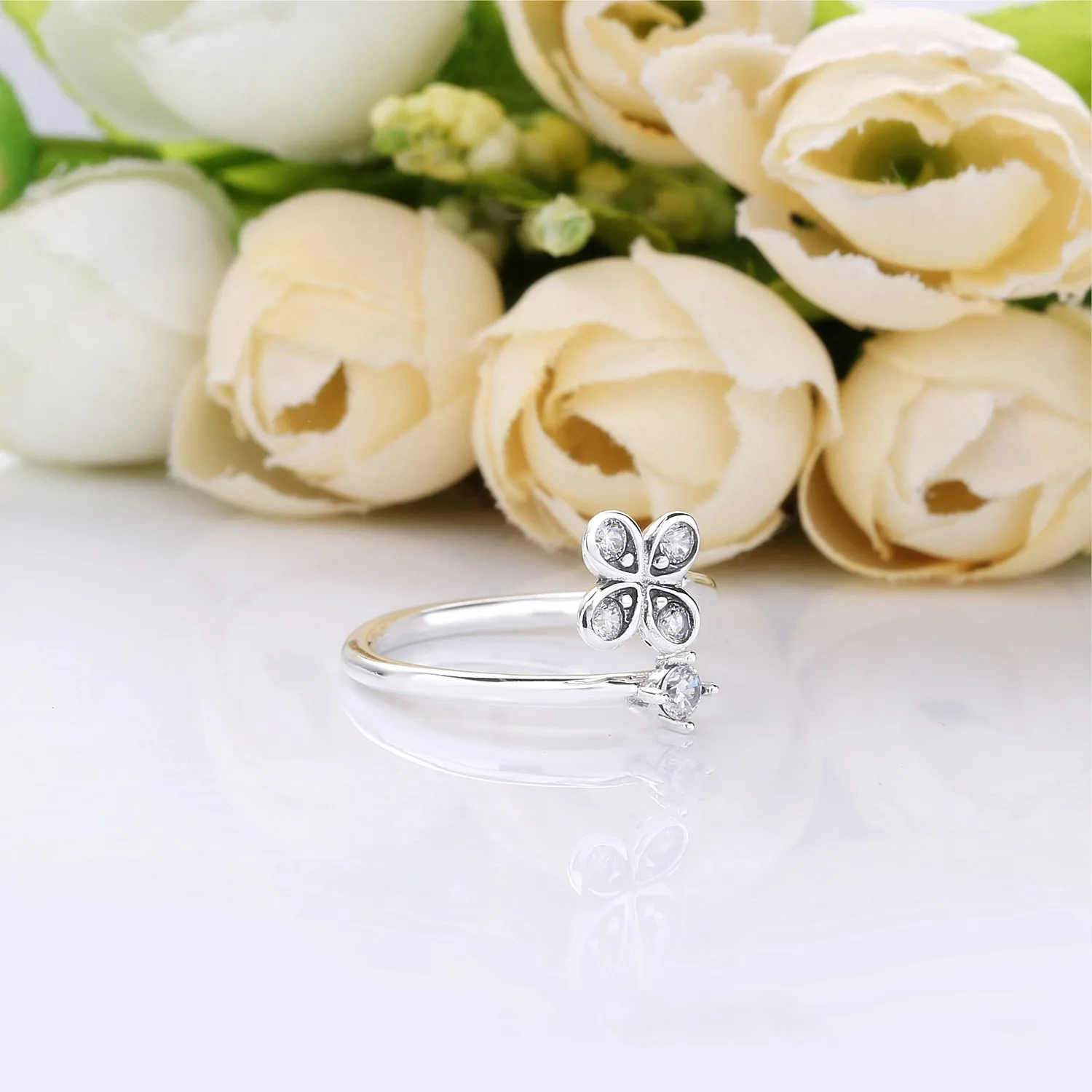 PANDORA Four-Petal Flowers Twisted Ring - 197988CZ