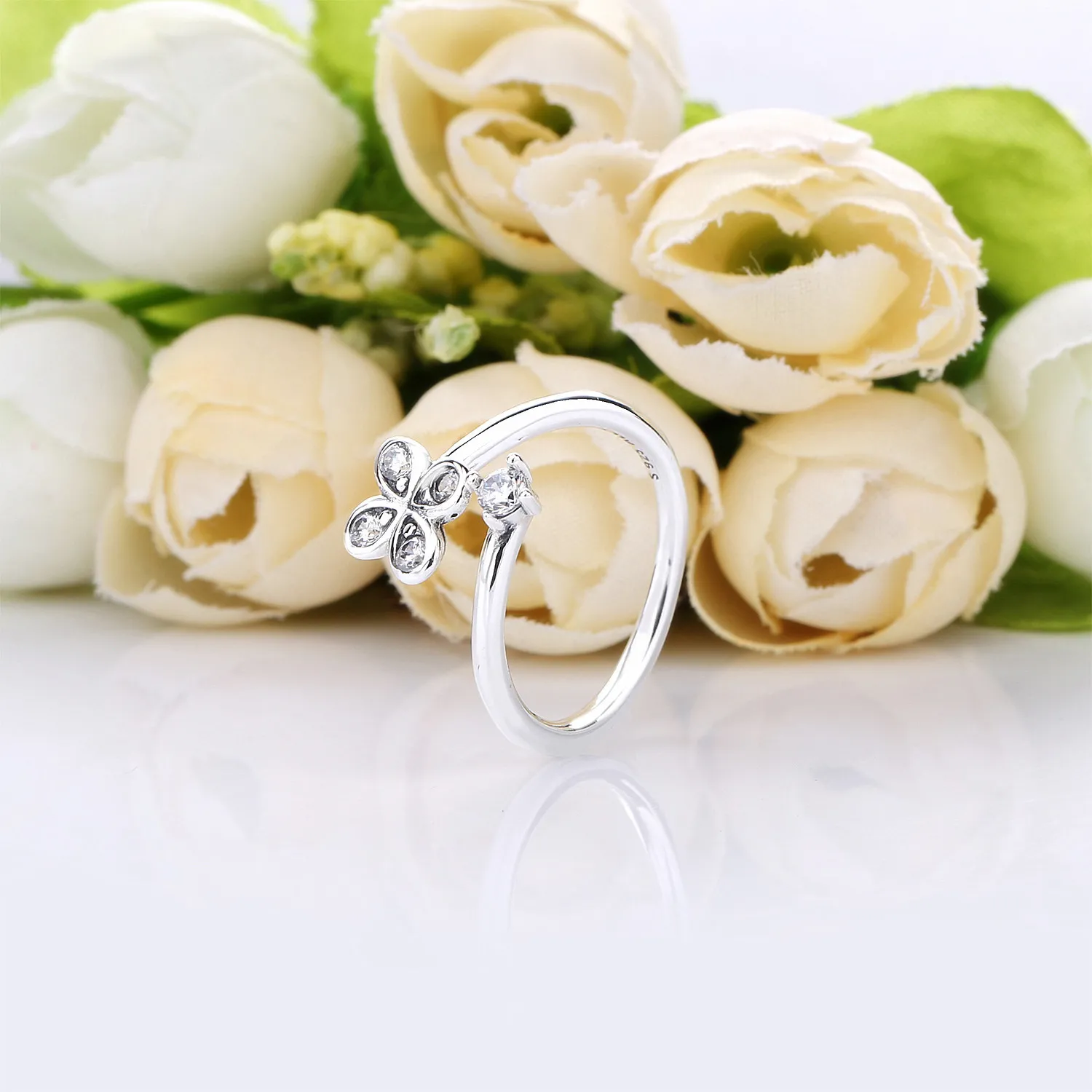 PANDORA Four-Petal Flowers Twisted Ring - 197988CZ