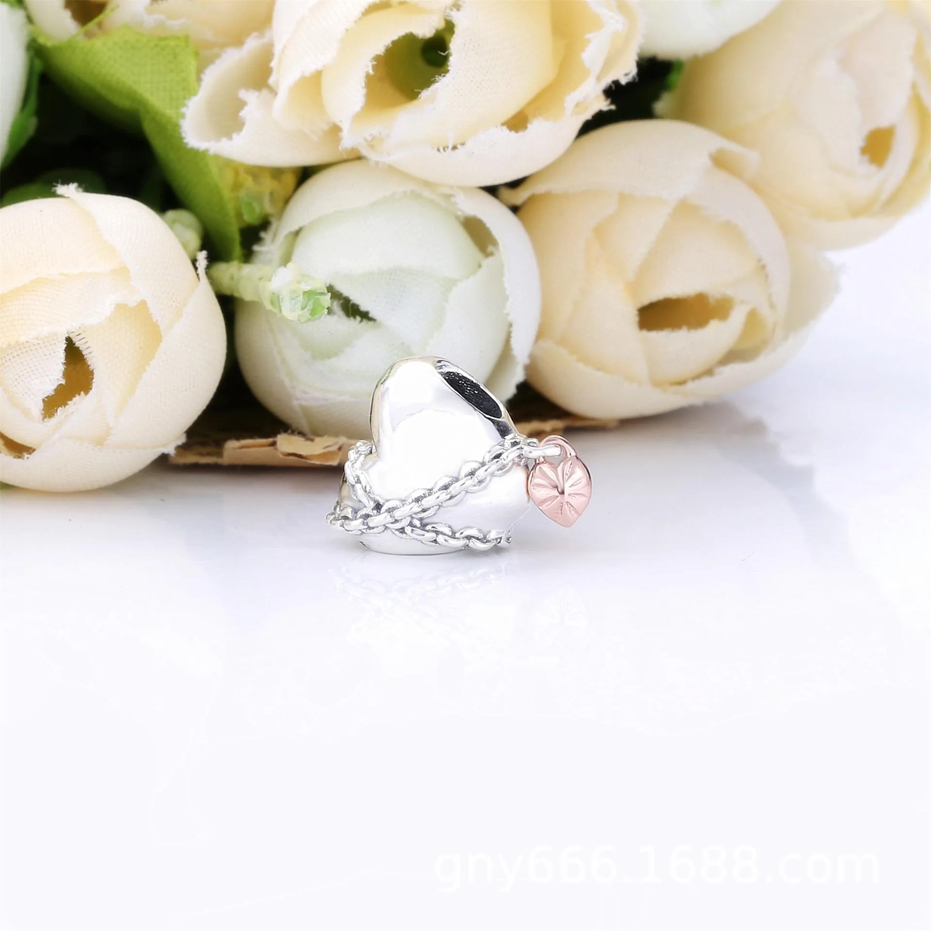 PANDORA Chained Heart Charm - 788344