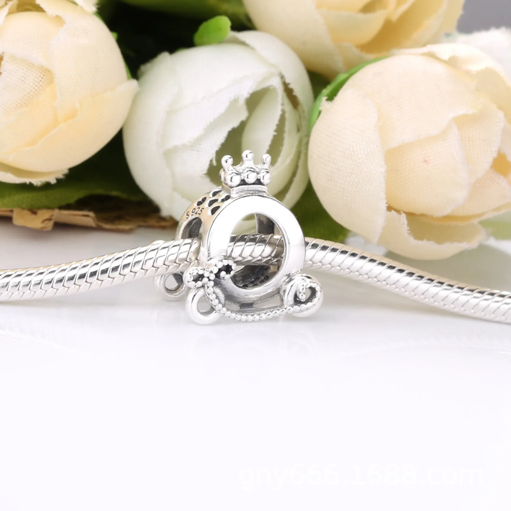 PANDORA Polished Crown O Carriage Charm - 798323