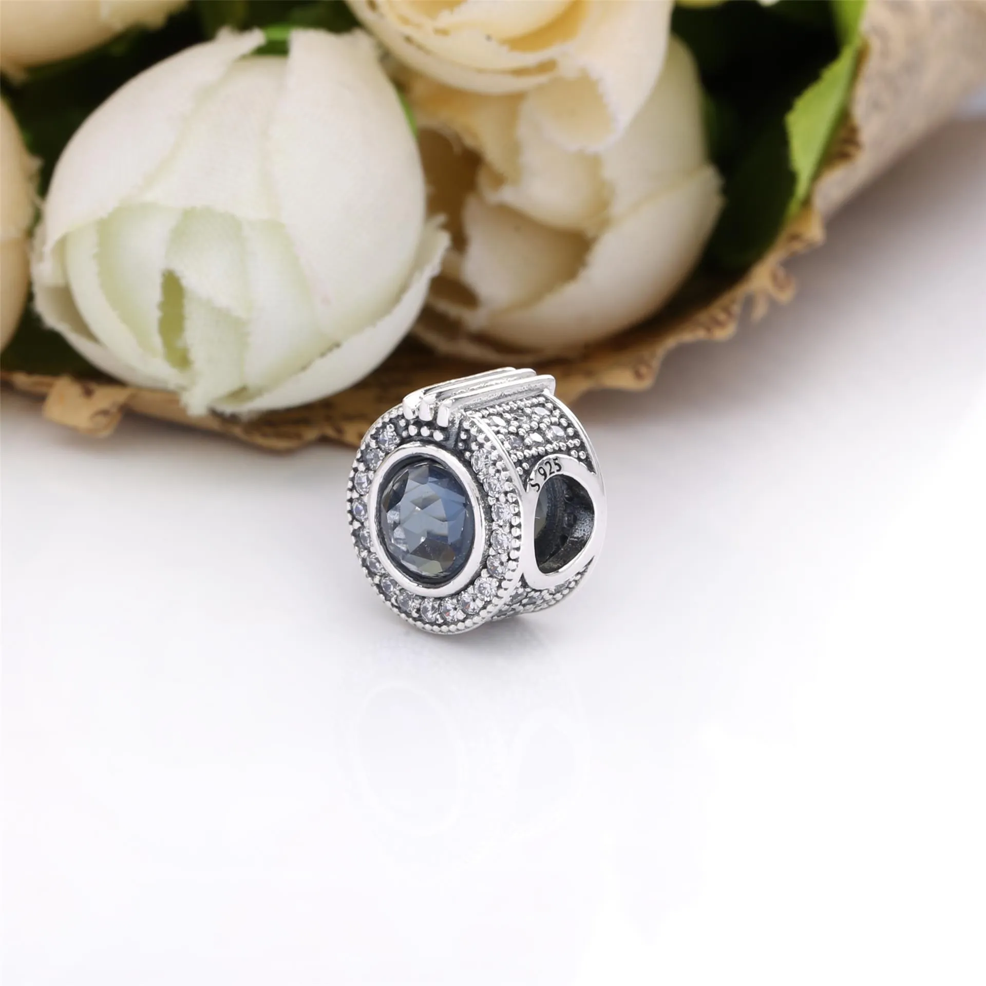 PANDORA Sparkling Blue Crown O charm - 799058C01