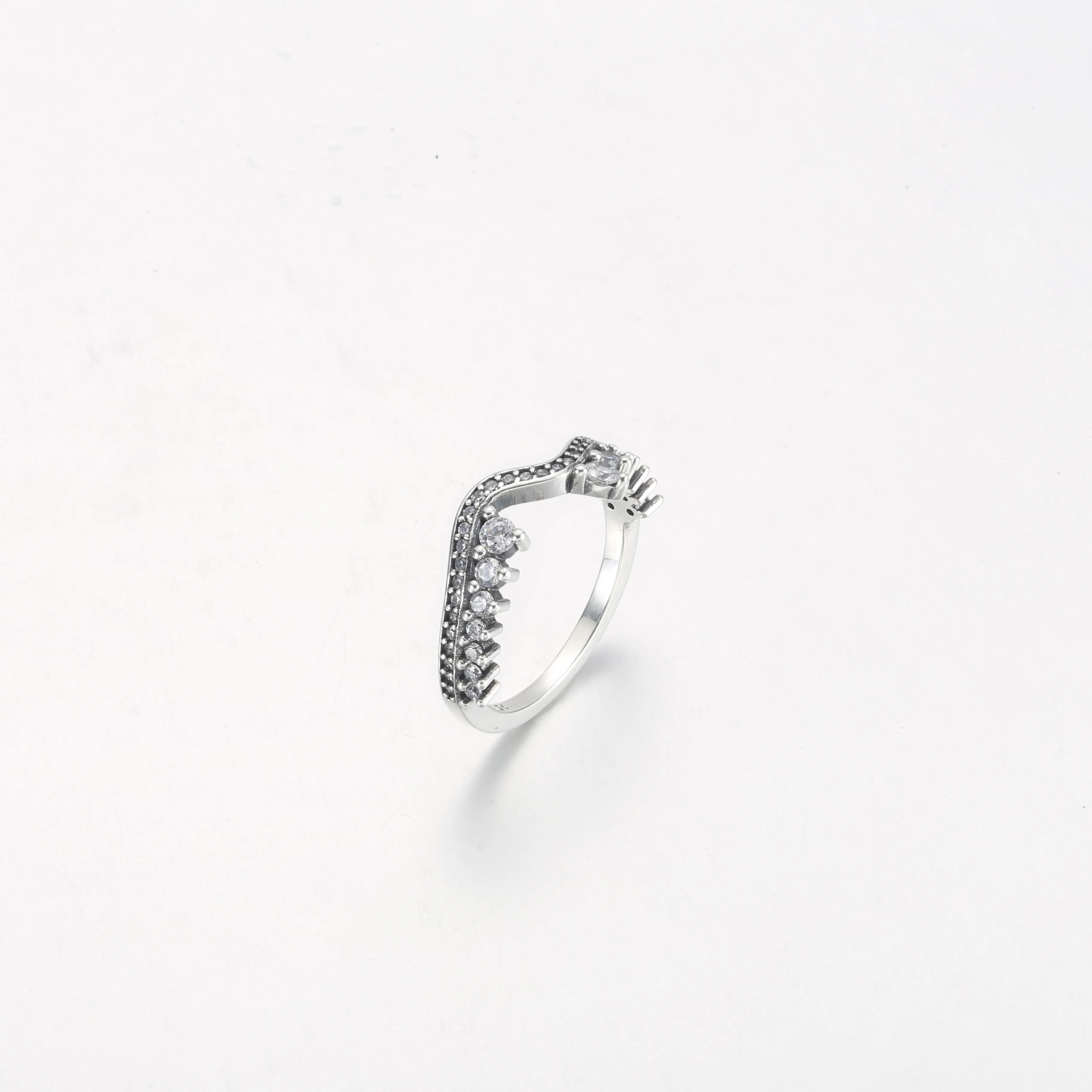 PANDORA Sparkling Asymmetric Wave Ring - 192543C01