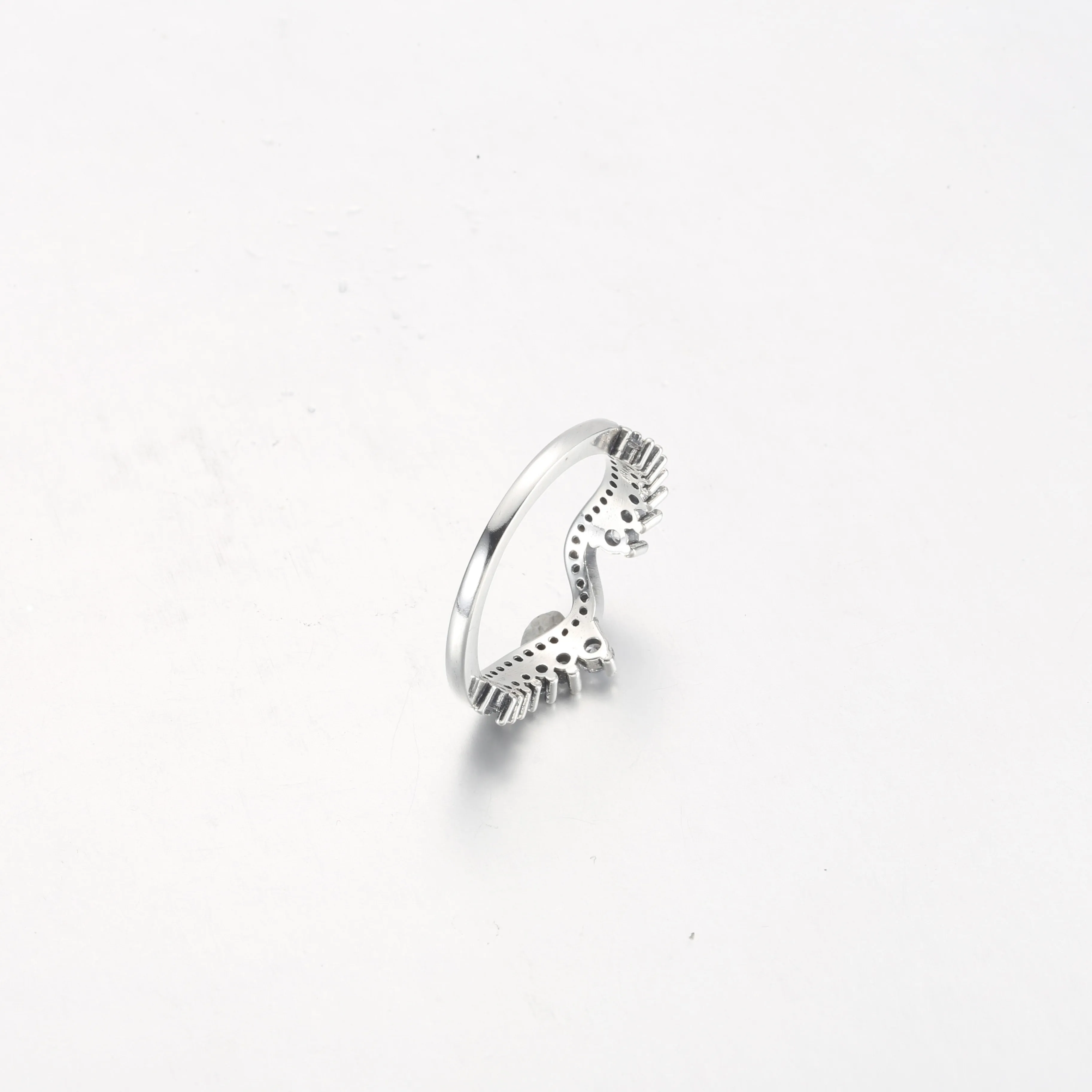 PANDORA Sparkling Asymmetric Wave Ring - 192543C01