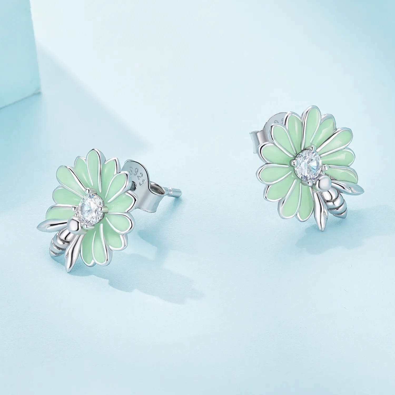 Pandora Style Daisy Bee Stud Earrings - SCE1598