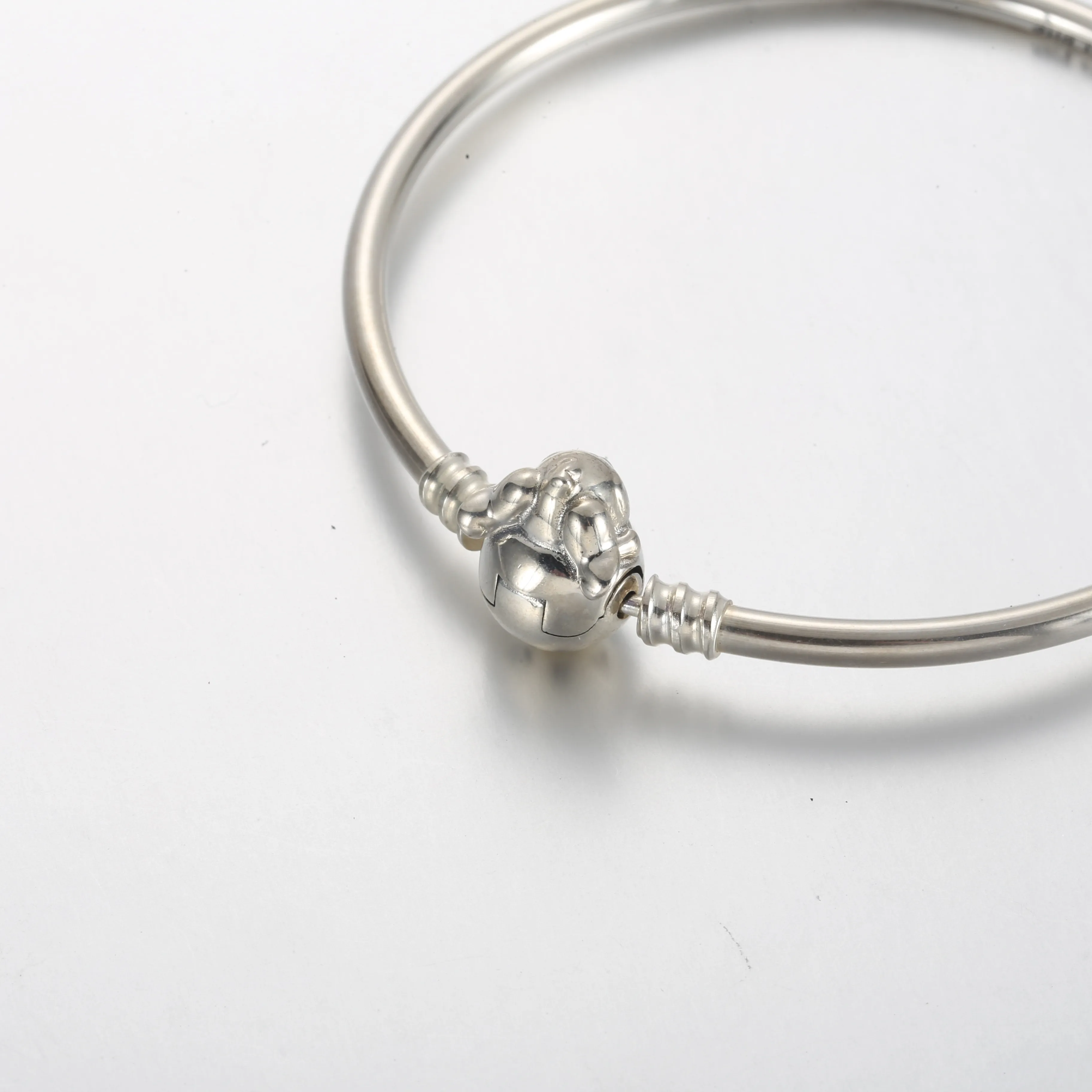 Pandora Moments Disney Stitch Biting Clasp Bangle - 591683C01