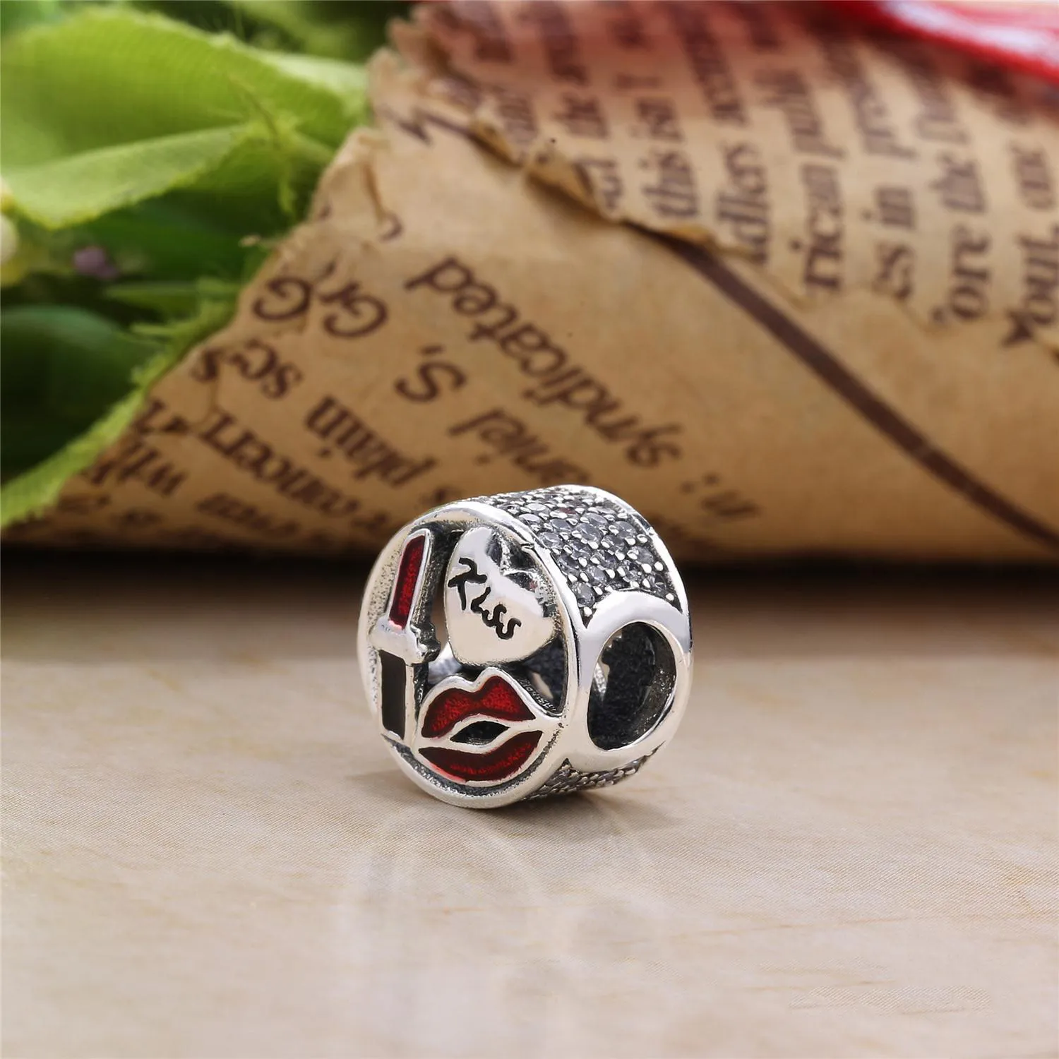 PANDORA Glamour Kiss Charm - 796324ENMX