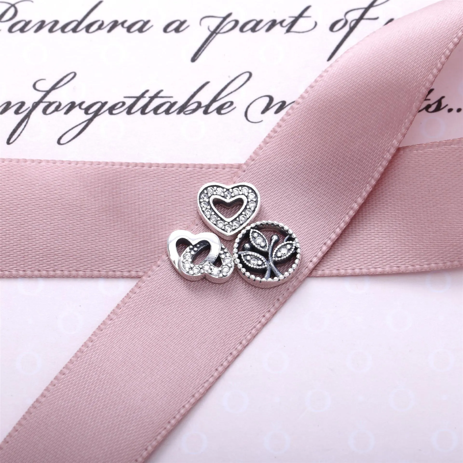 Large PANDORA floating locket and Love & Family Petites Necklace - R800064