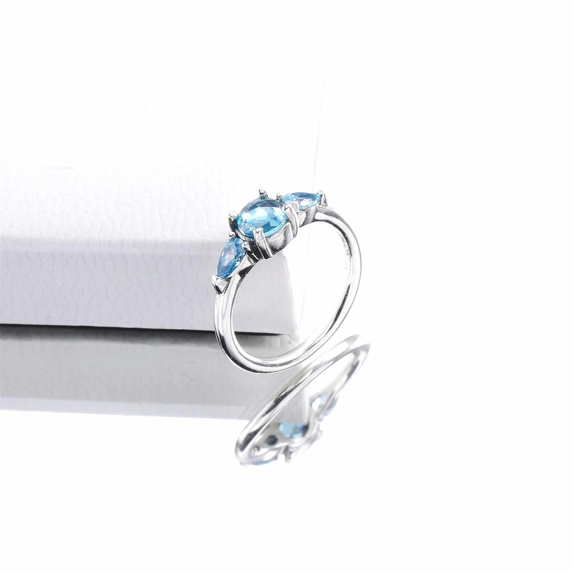 PANDORA Patterns of Frost with Moonlight Blue Sky-Blue Crystal Ring - 191016NMB