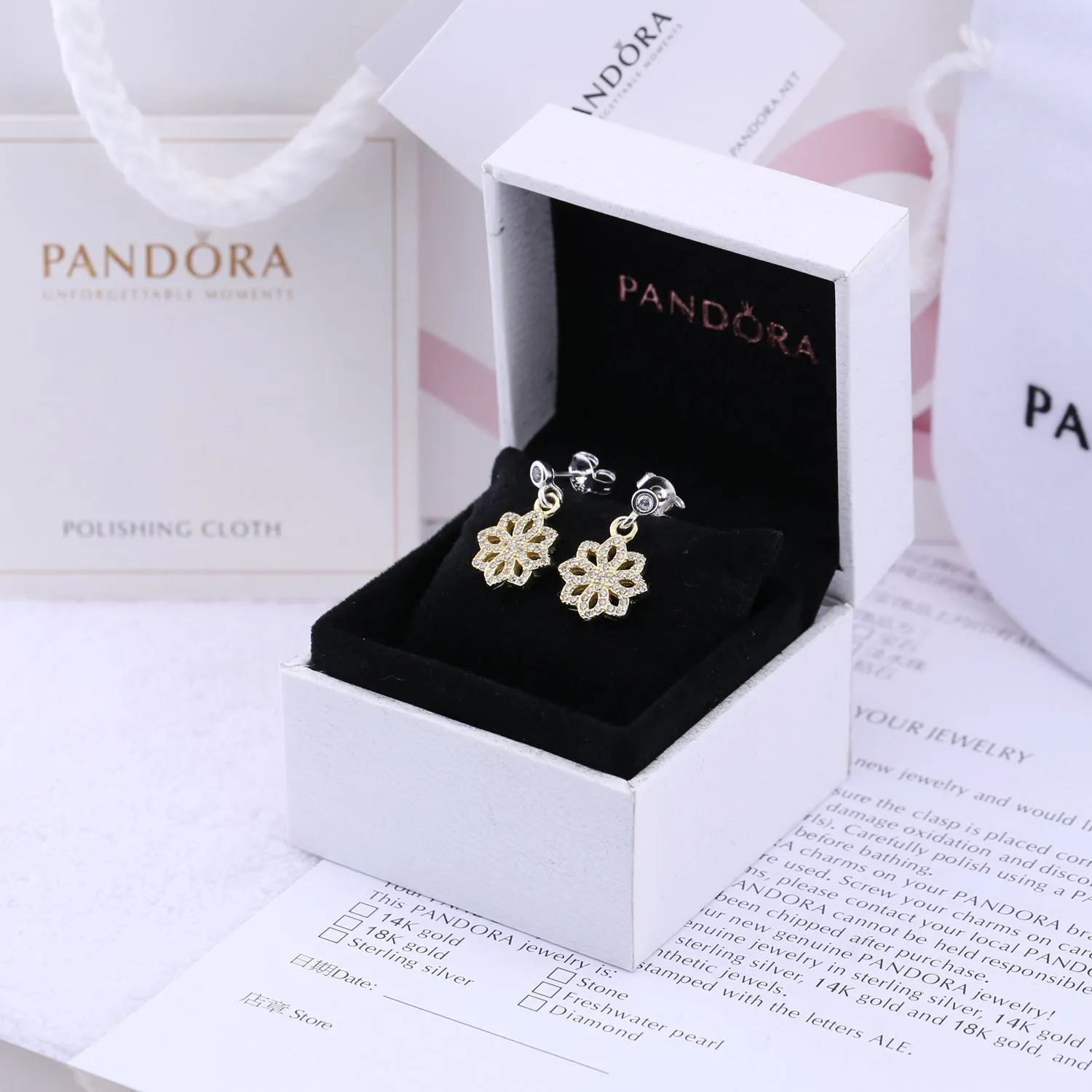 PANDORA Luminous Leaves Earrings - 250323CZ